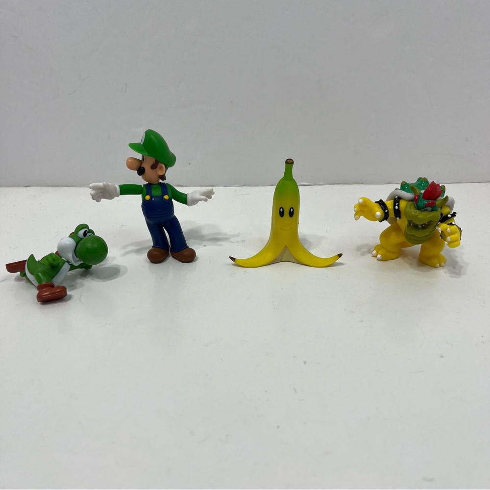 NINTENDO SUPER MARIO BROS mini figures banana peel bowser Luigi yoshi